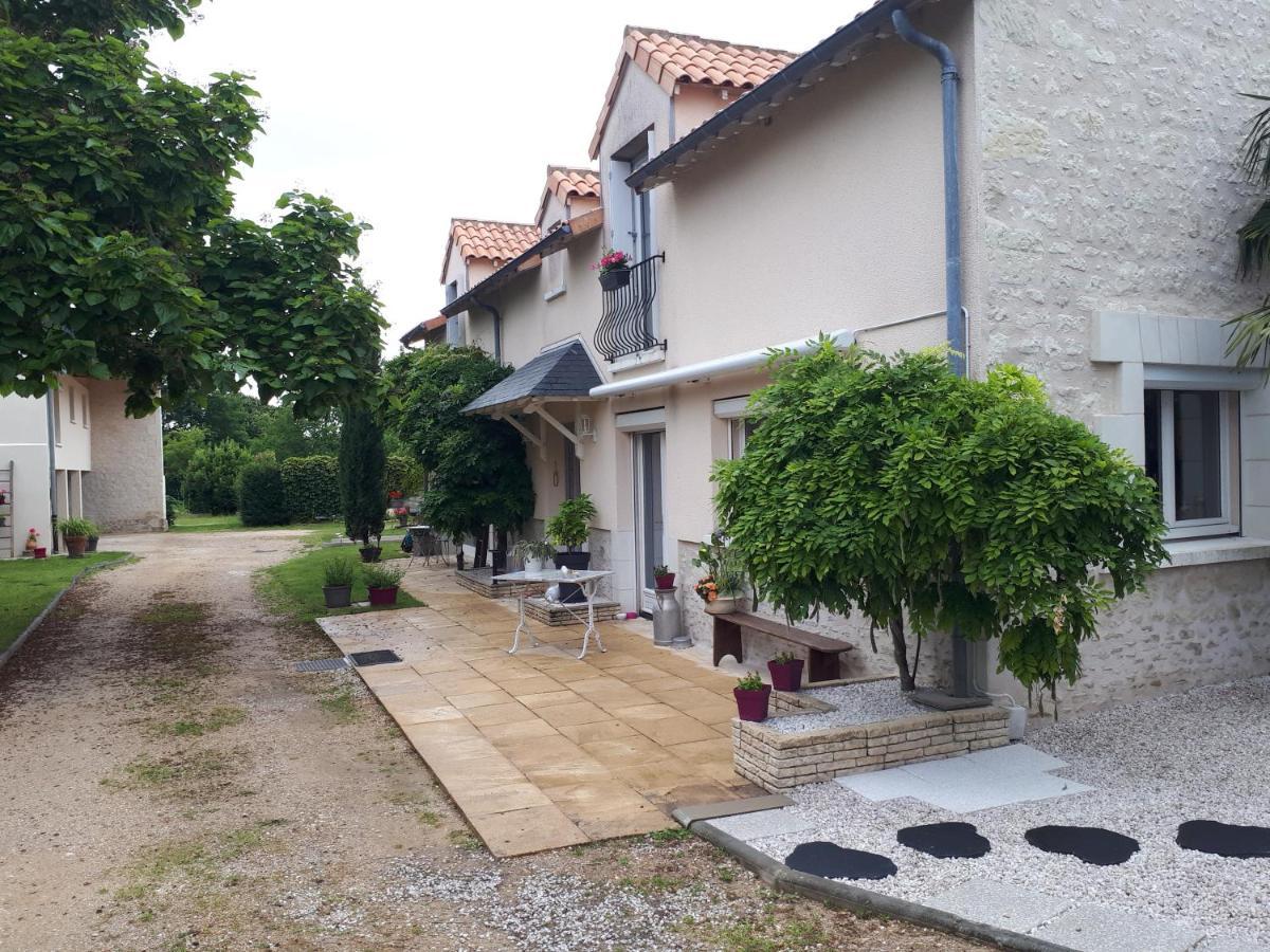 Gite Amanala Poitou Saint-Genest-d'Ambiere Esterno foto